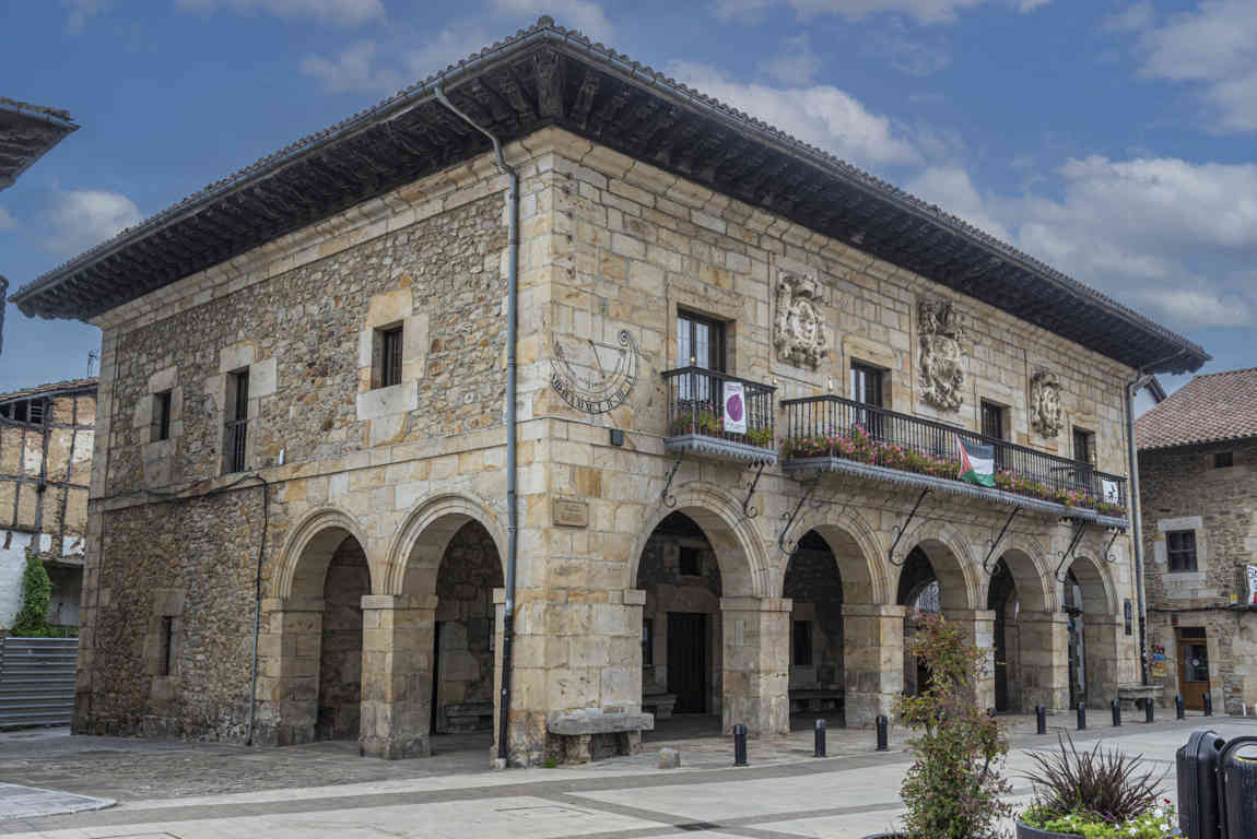 Vizcaya - Otxandio 04 - plaza Nagusia - Ayuntamiento.jpg